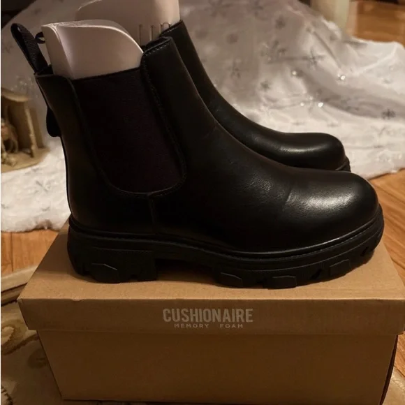 NWT & box Cushionaire memory foam modern black boots, 1.5 inch heel, size 9 - Picture 10 of 10